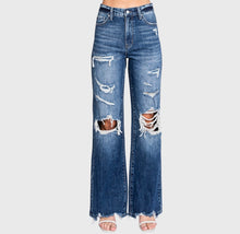 Load image into Gallery viewer, Petra Distressed Straight Jean